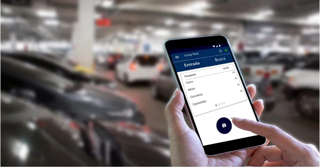 mulher usando celular com o sistema